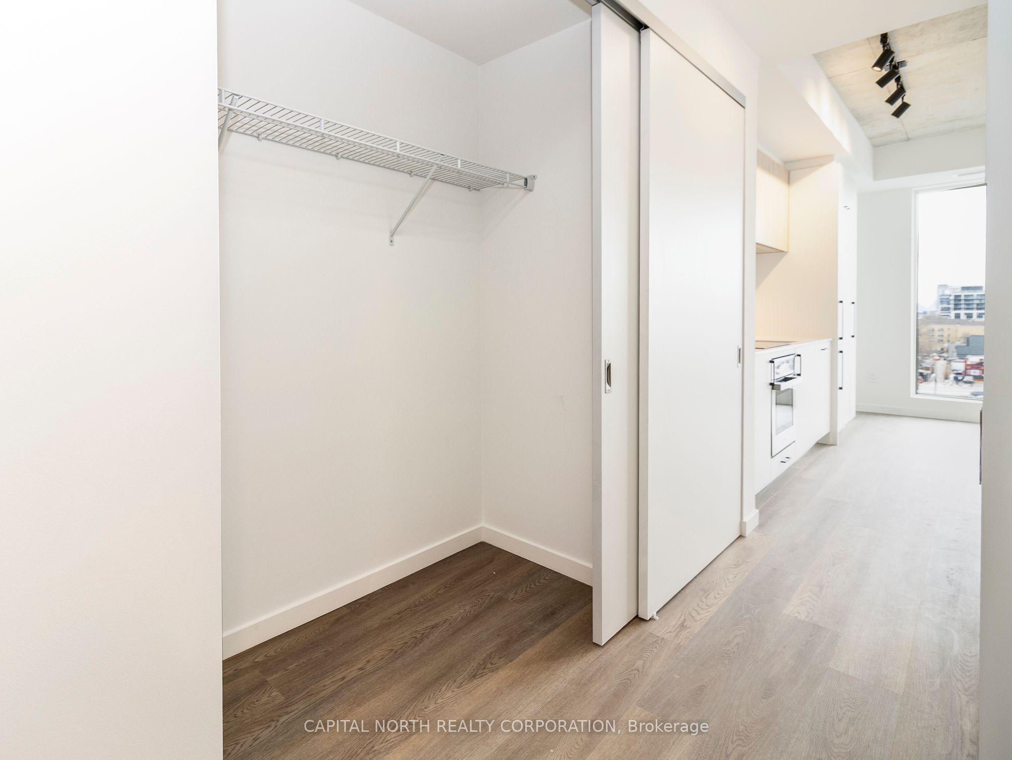 689 The Queensway 709 Property Photo 6