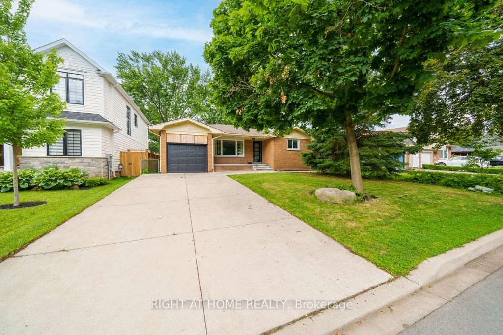 662 Montego Crescent Property Photo 2