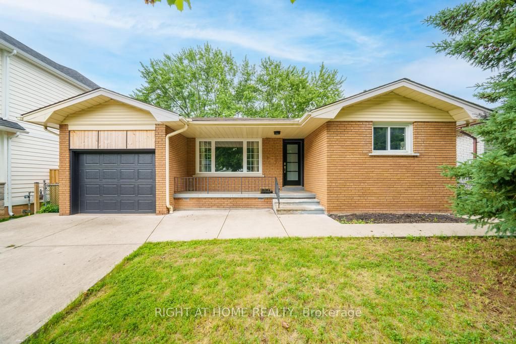 662 Montego Crescent Property Photo 3