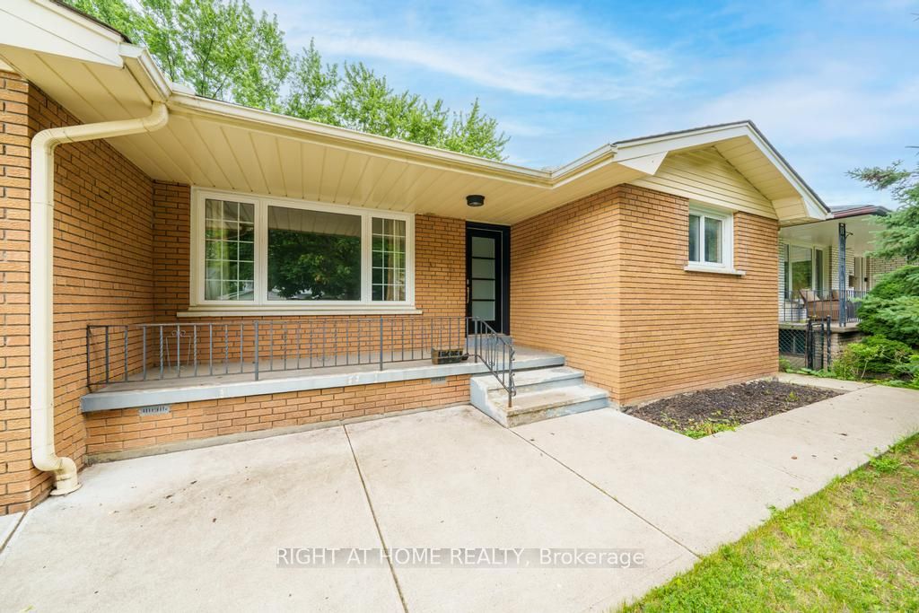 662 Montego Crescent Property Photo 4