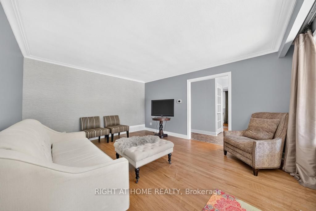 662 Montego Crescent Property Photo 7