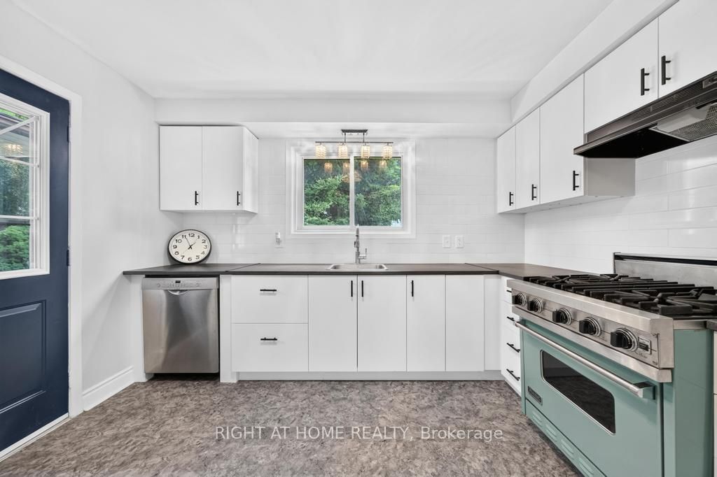 662 Montego Crescent Property Photo 12