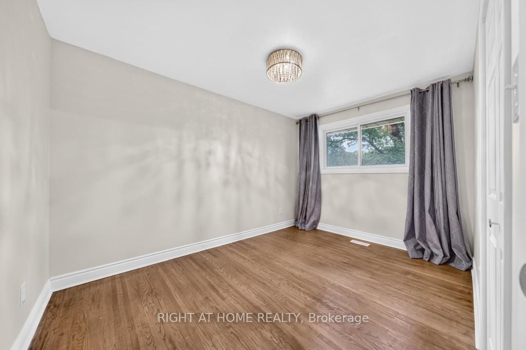 662 Montego Crescent Property Photo 22