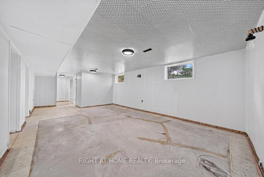 662 Montego Crescent Property Photo 25