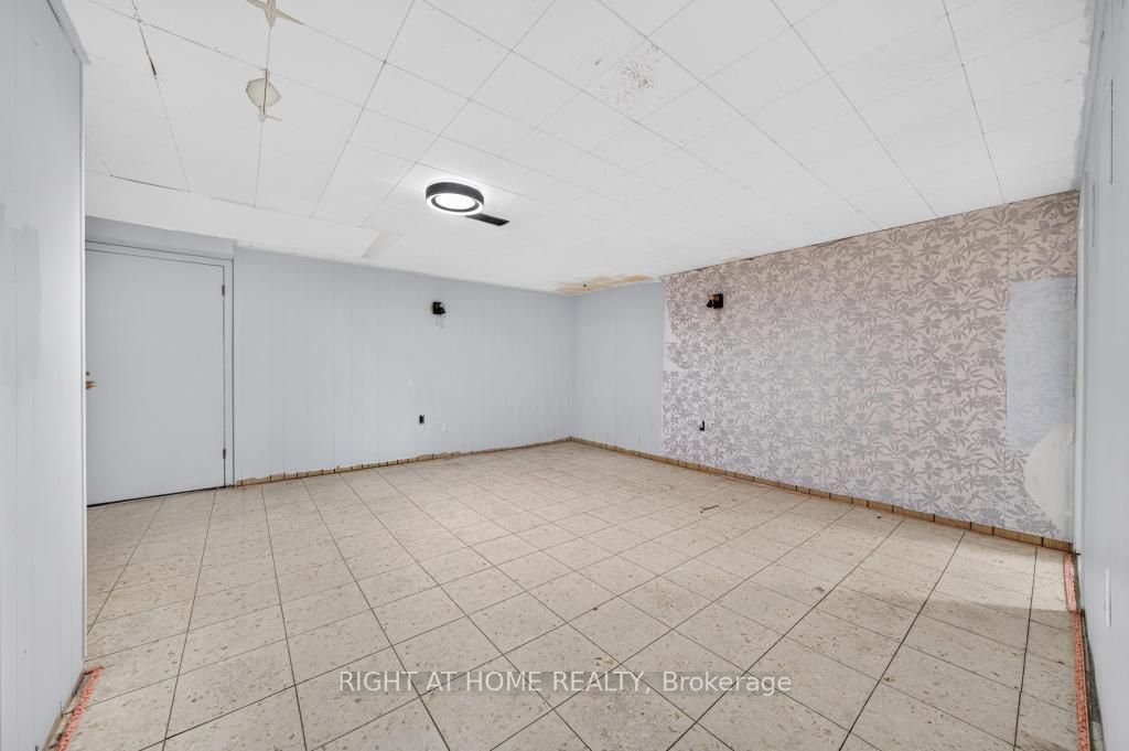 662 Montego Crescent Property Photo 28