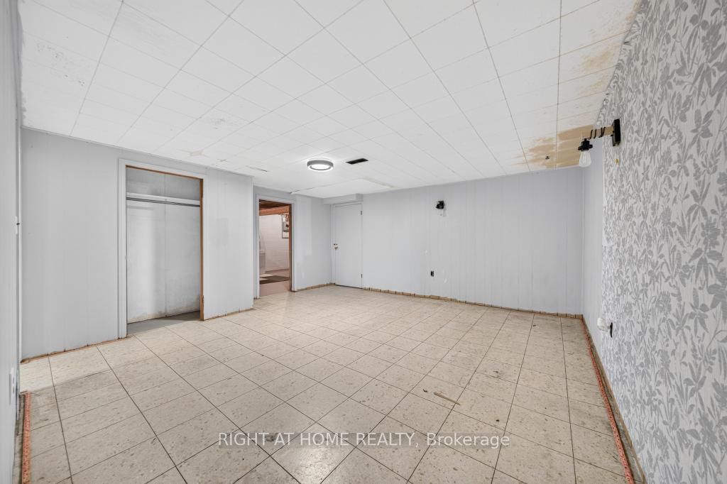 662 Montego Crescent Property Photo 29