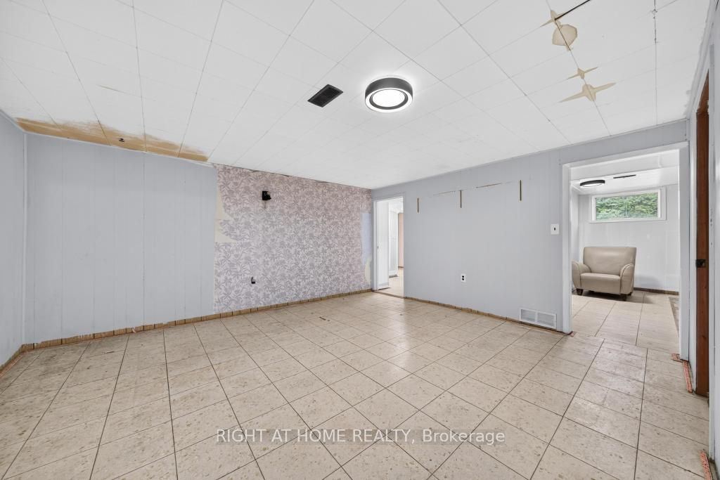 662 Montego Crescent Property Photo 32