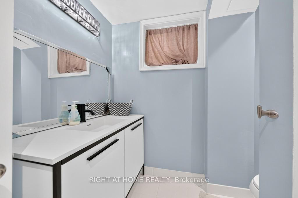 662 Montego Crescent Property Photo 34