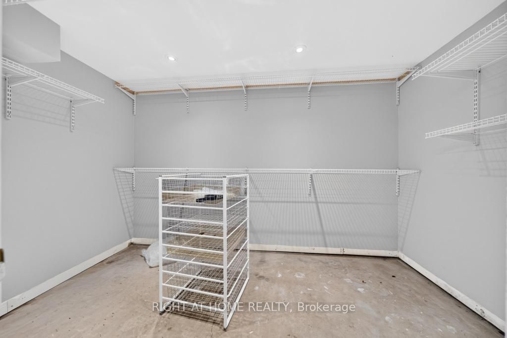 662 Montego Crescent Property Photo 37