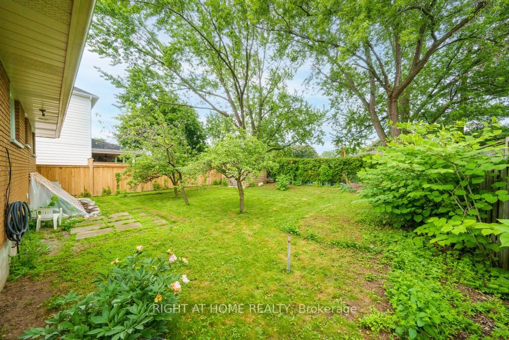 662 Montego Crescent Property Photo 38