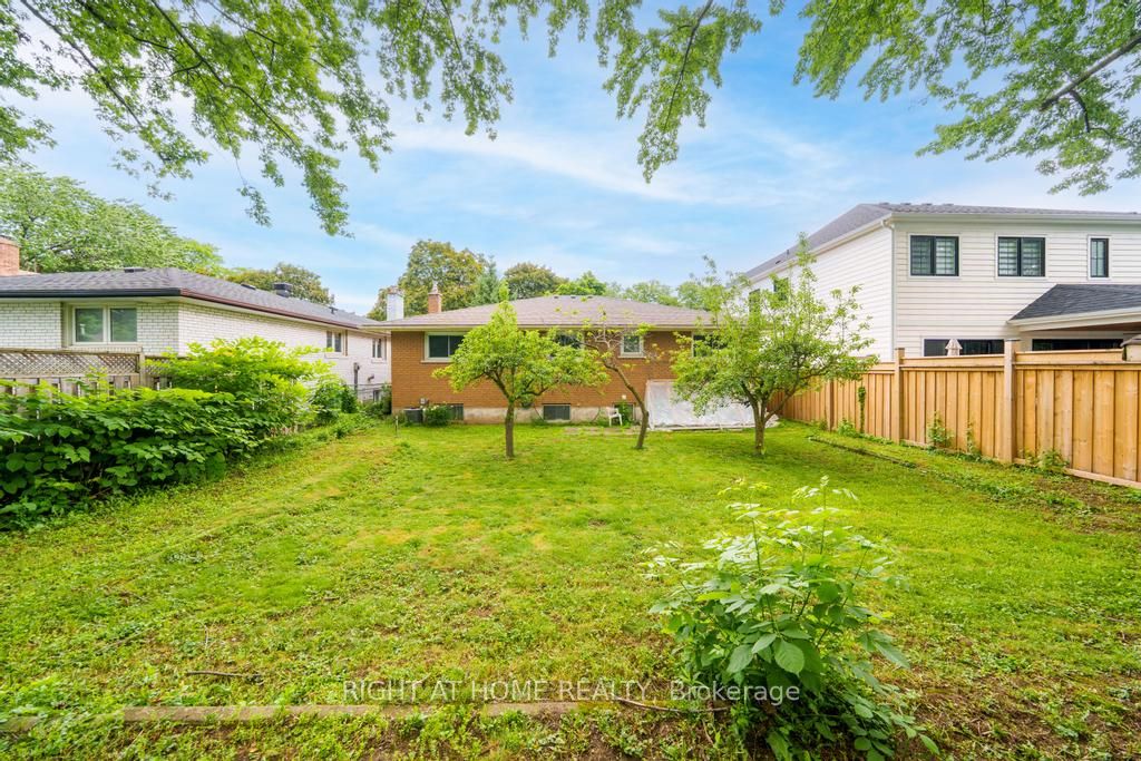 662 Montego Crescent Property Photo 43
