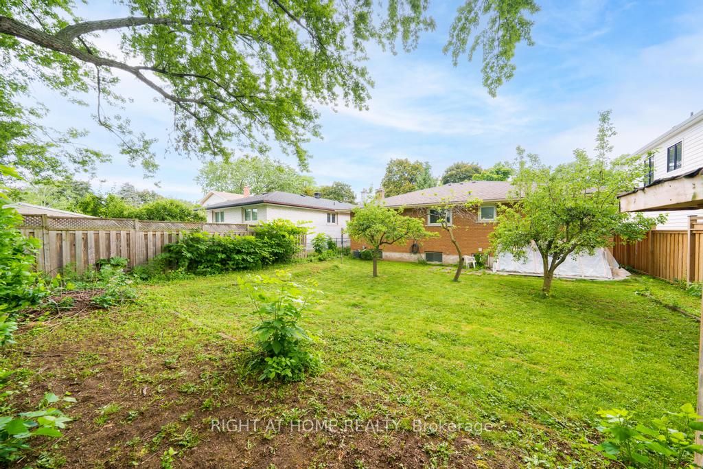 662 Montego Crescent Property Photo 44