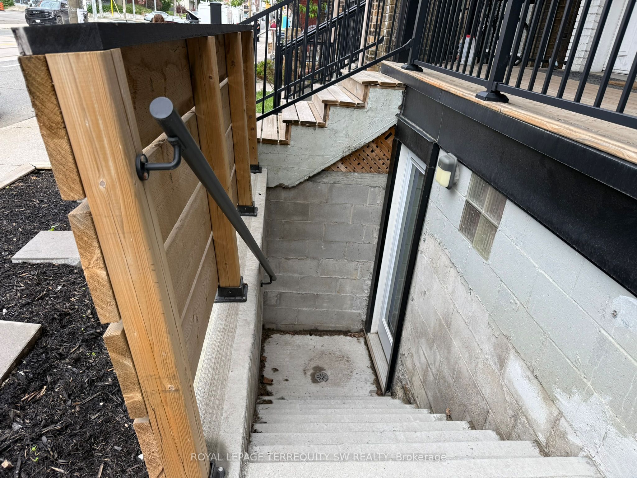 2134 Dundas Street W 1 Lower Property Photo 3