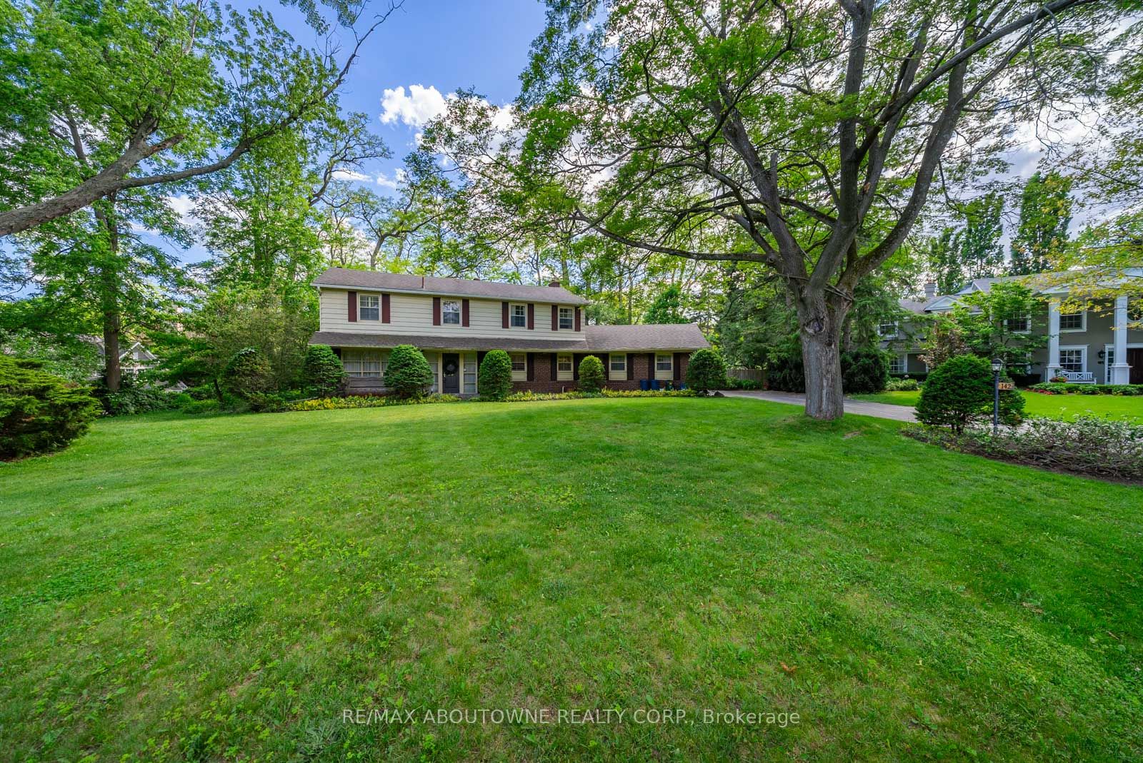 142 Abbey Court Property Photo 4