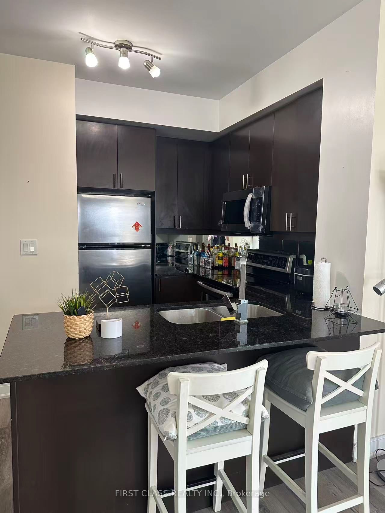 60 Absolute Avenue 3104 Property Photo 3