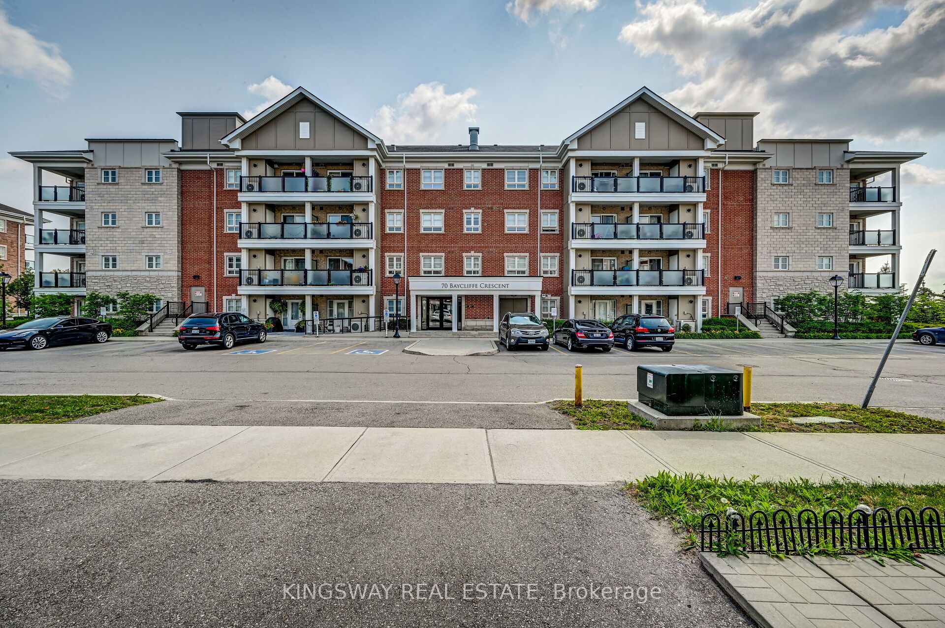 70 BAYCLCIFFE Crescent 303