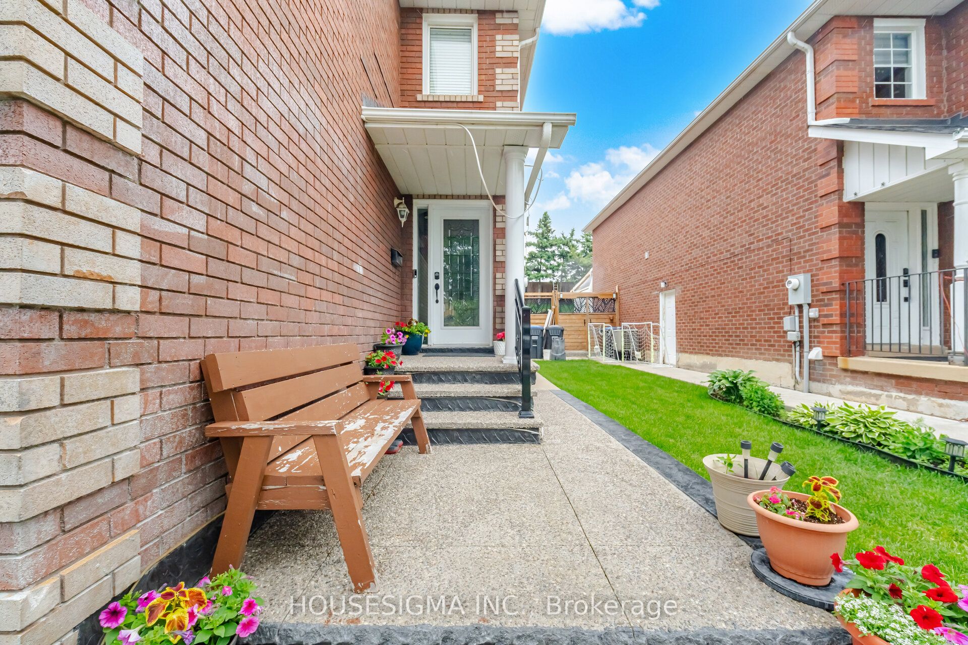 62 Ravenscliffe Court Property Photo 2