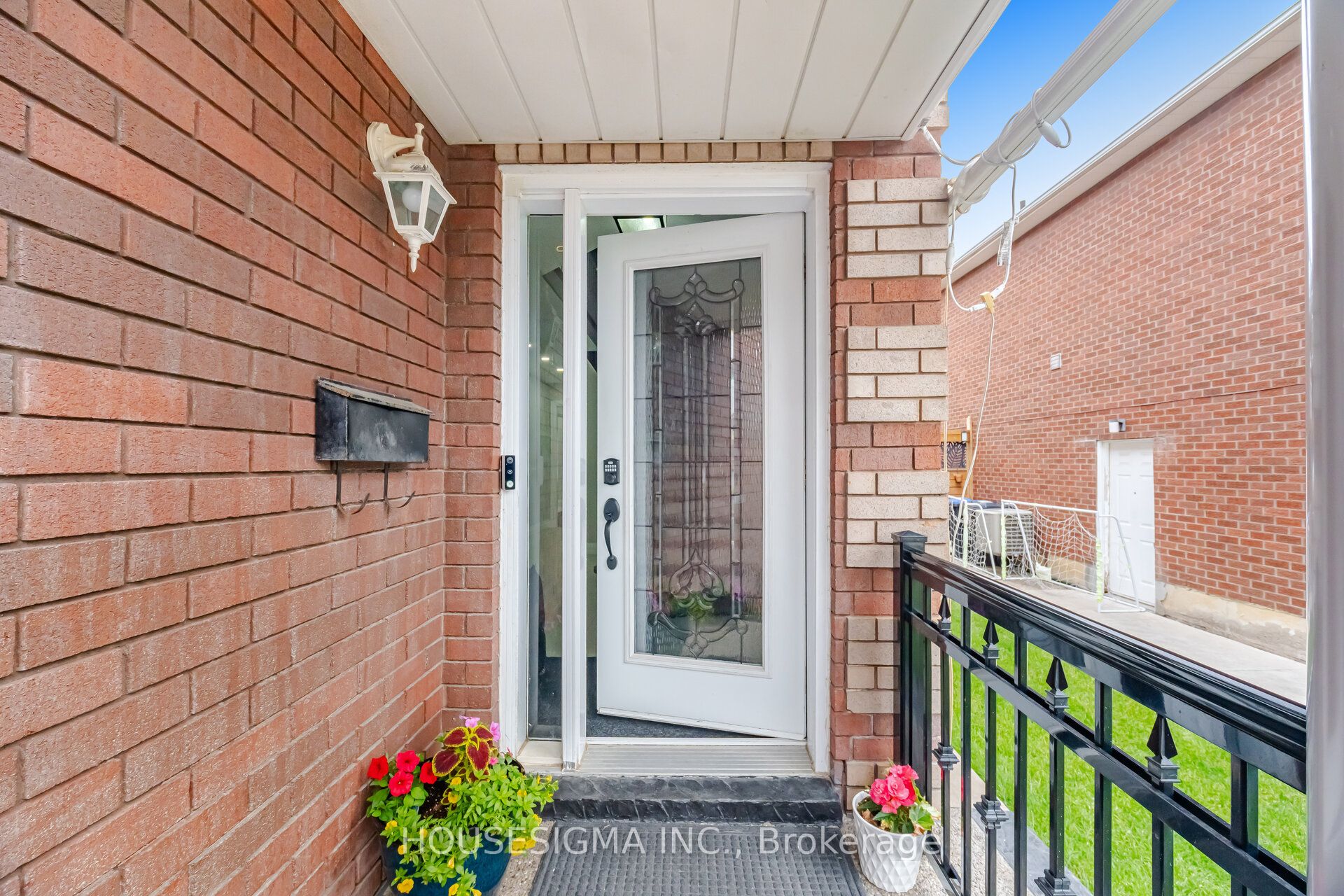 62 Ravenscliffe Court Property Photo 3