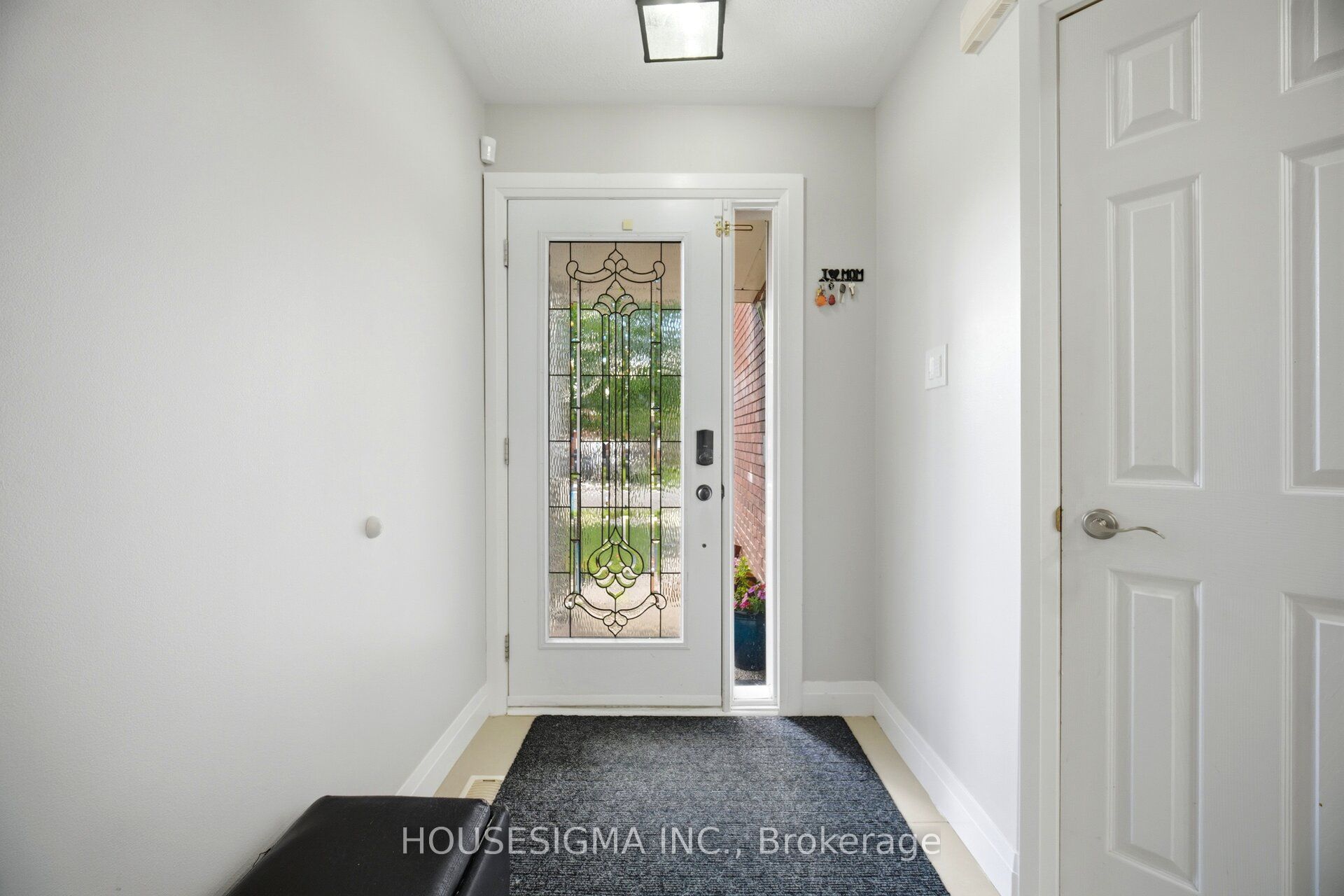 62 Ravenscliffe Court Property Photo 4