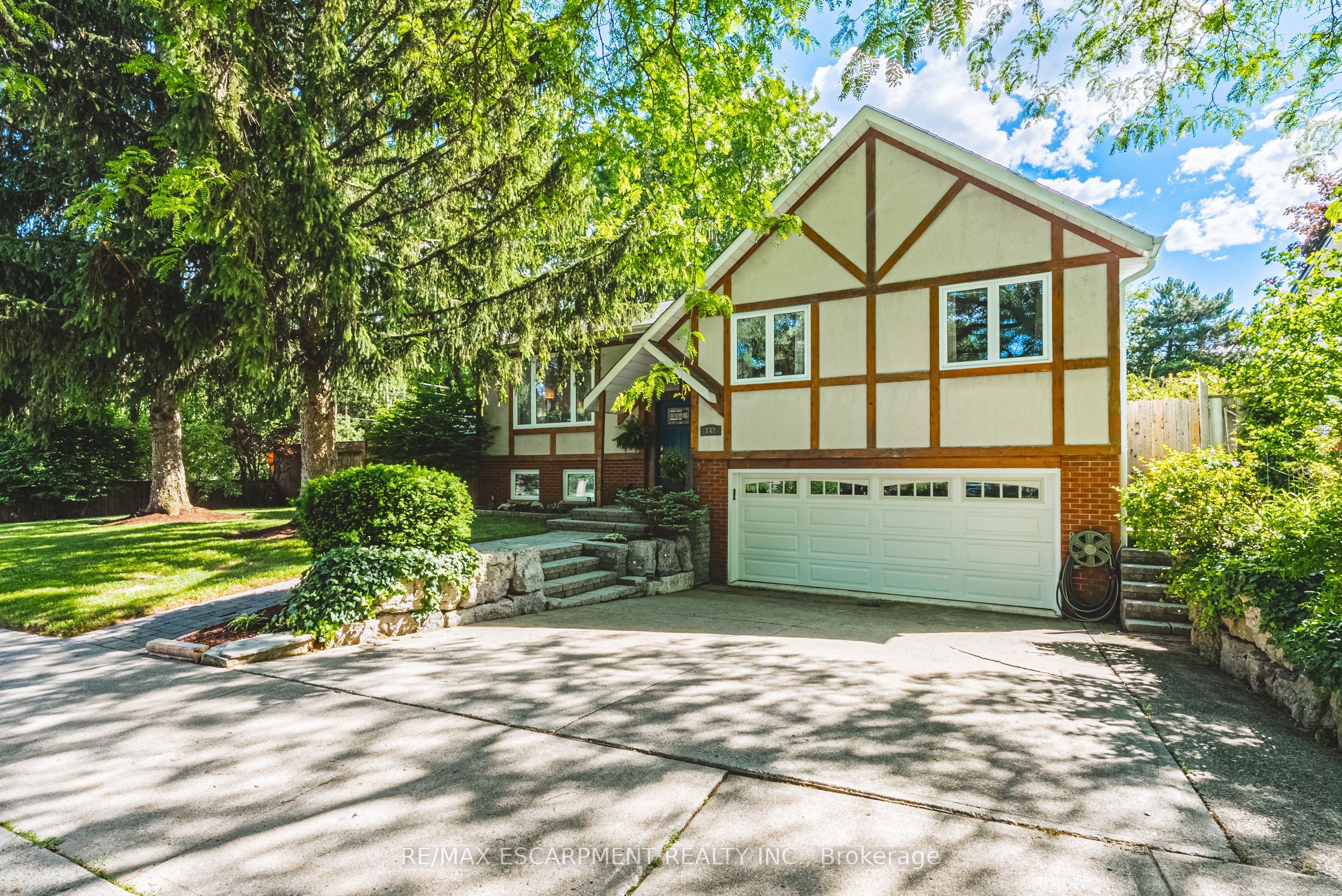 742 Francis Road Property Photo 2