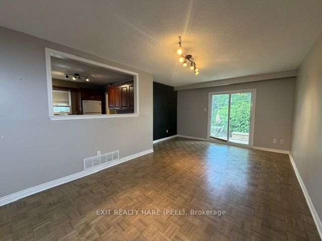 91 Burbank Crescent Property Photo 6