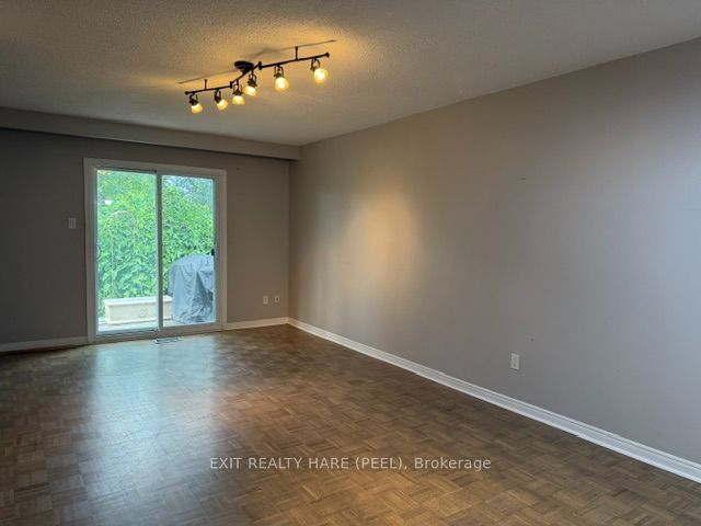 91 Burbank Crescent Property Photo 7