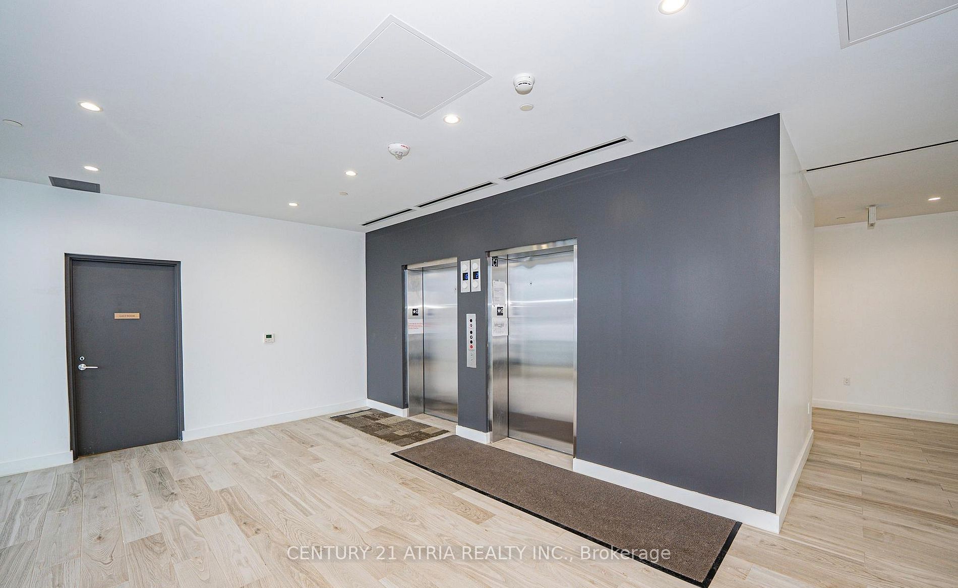 996 Martin Grove Road 407 Property Photo 6