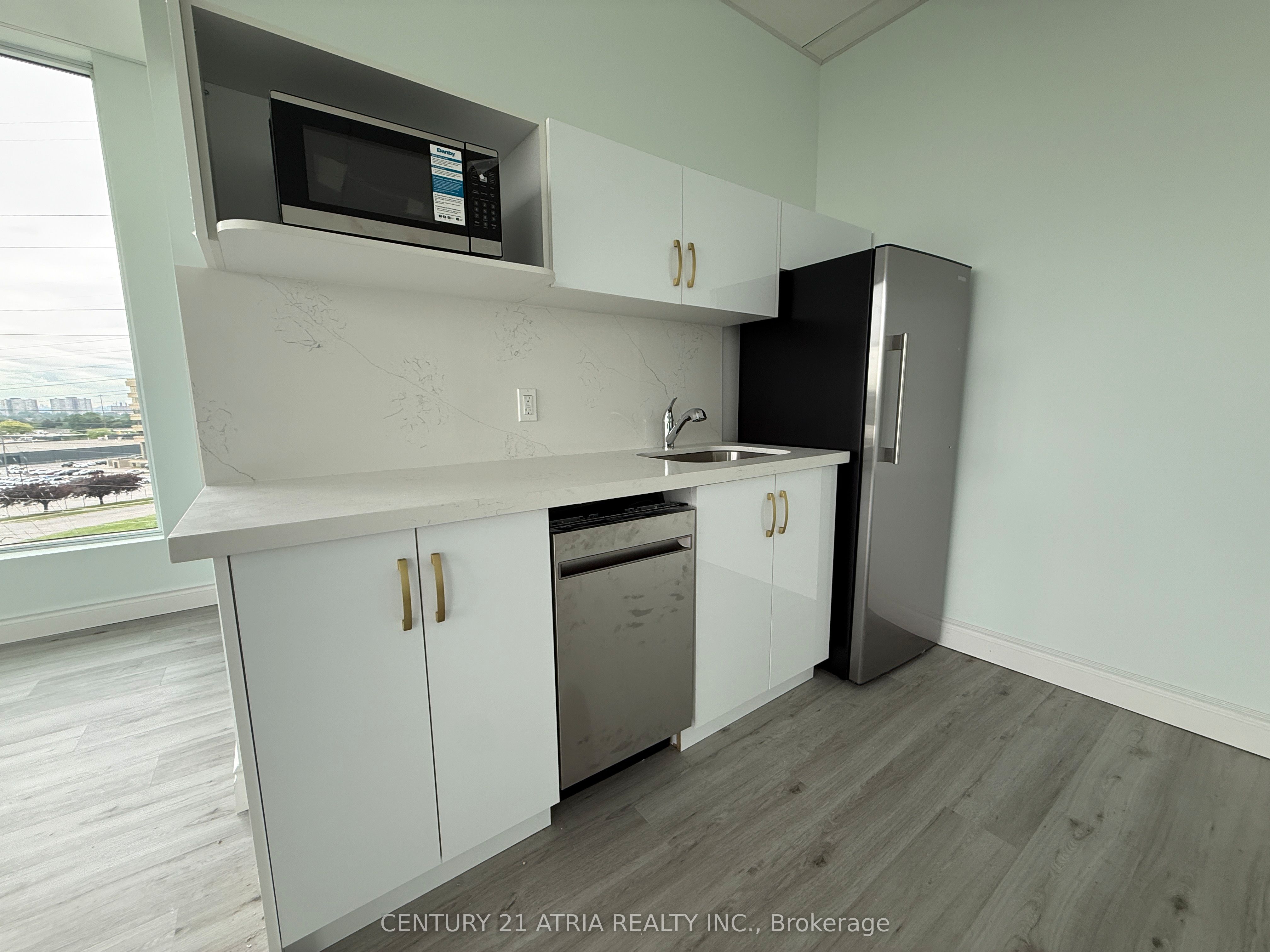 996 Martin Grove Road 407 Property Photo 10