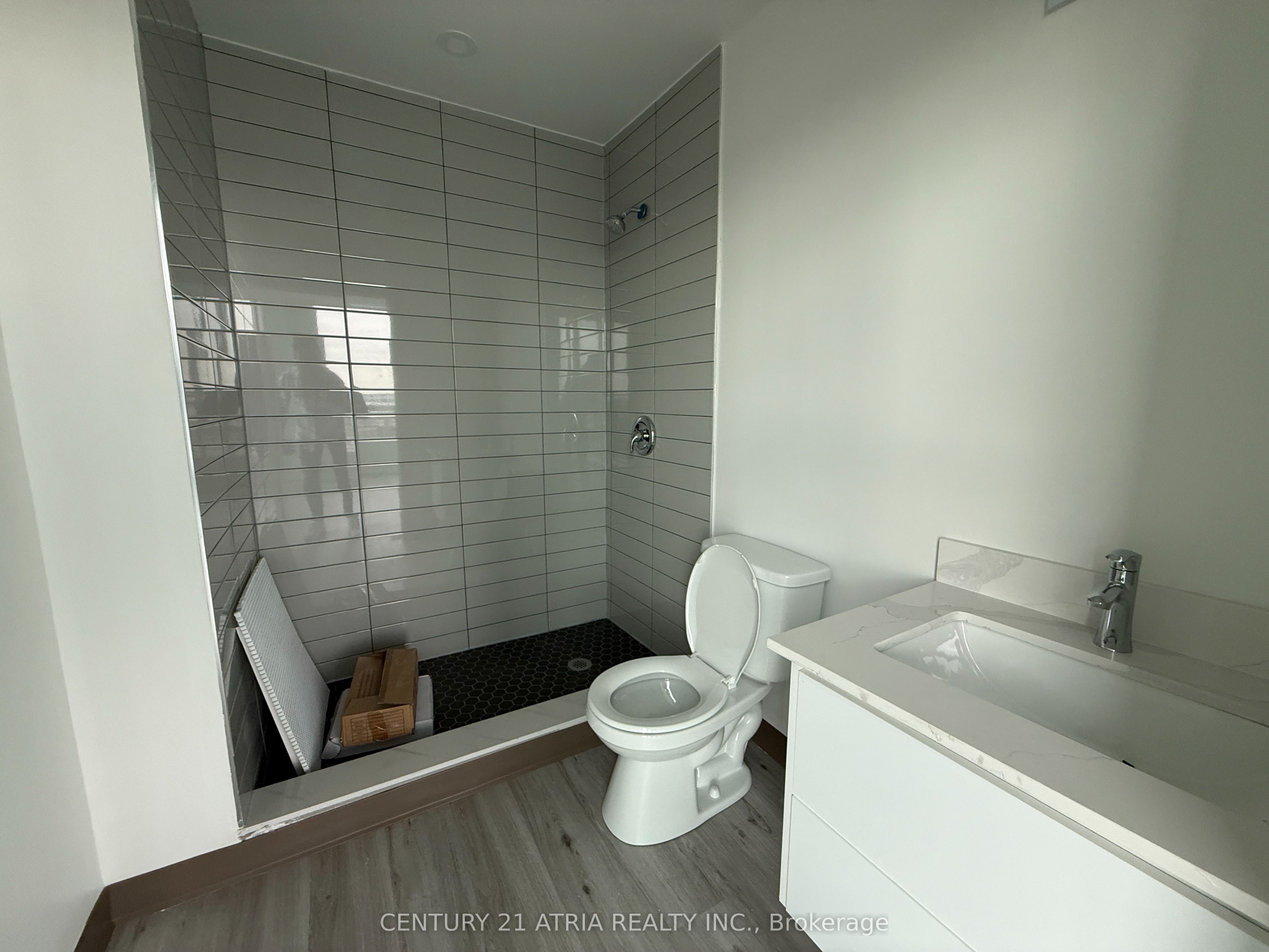 996 Martin Grove Road 407 Property Photo 13