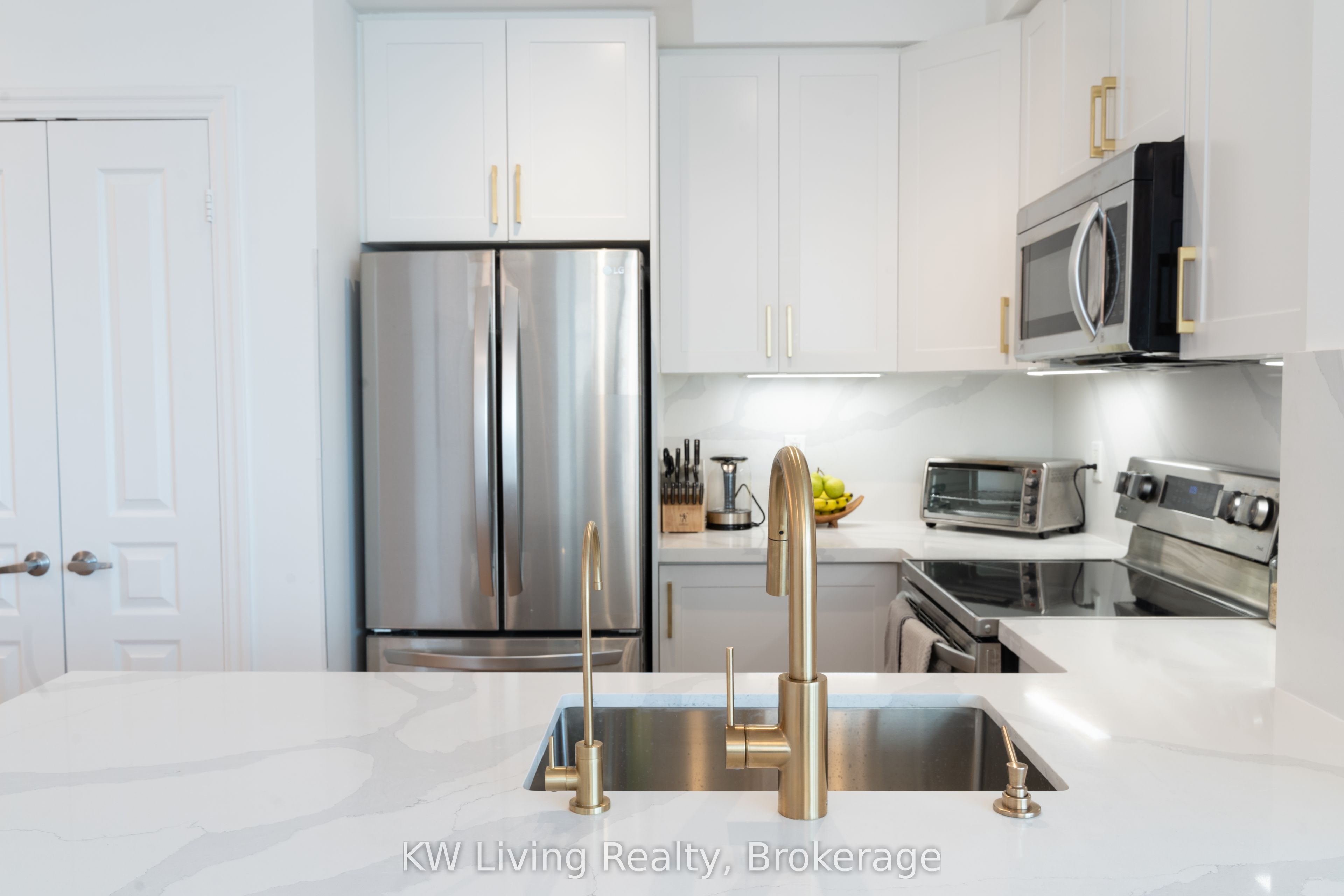 220 Burnhamthorpe Road W 1502 Property Photo 4