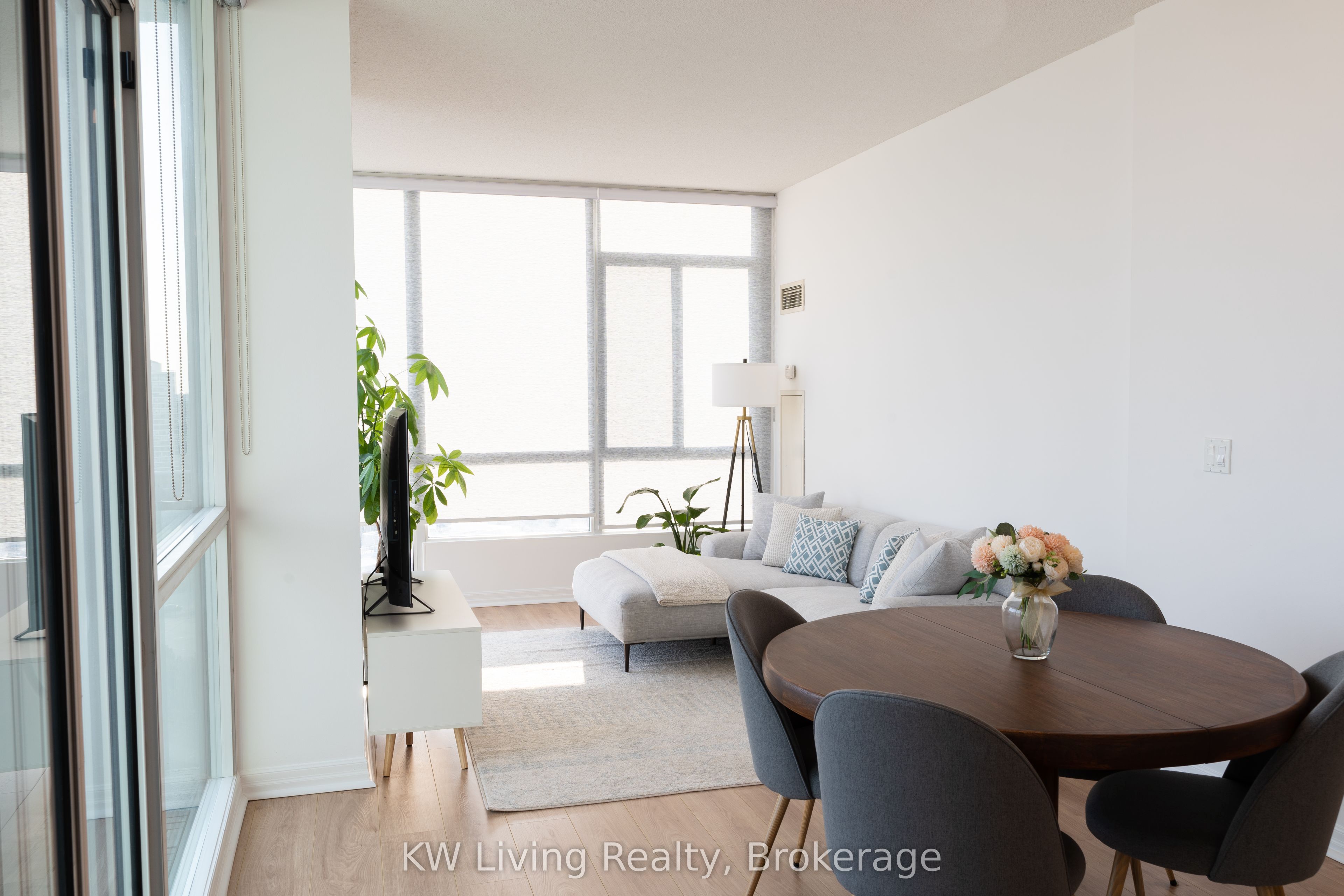 220 Burnhamthorpe Road W 1502 Property Photo 6