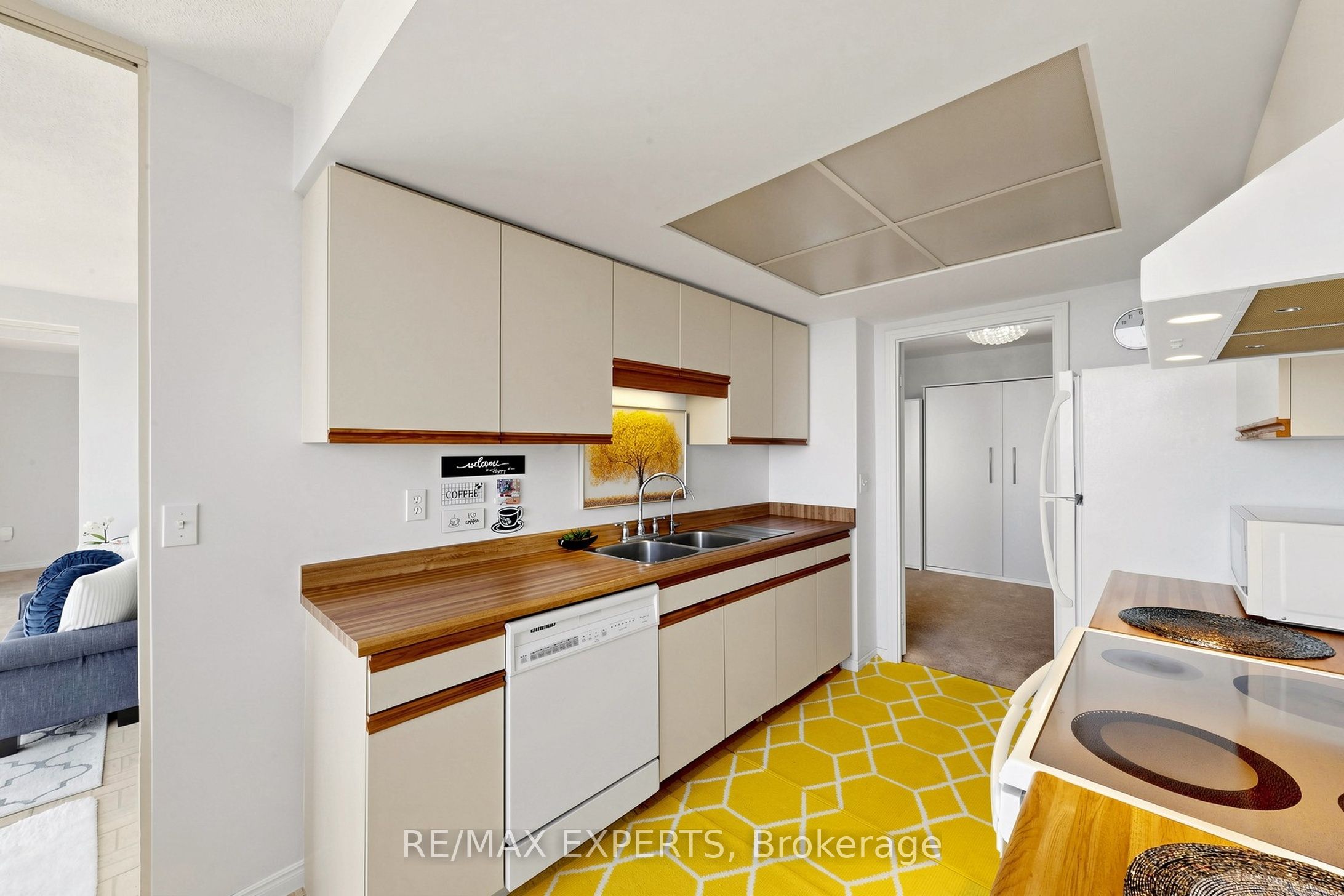 1360 Rathburn Road E 909 Property Photo 10