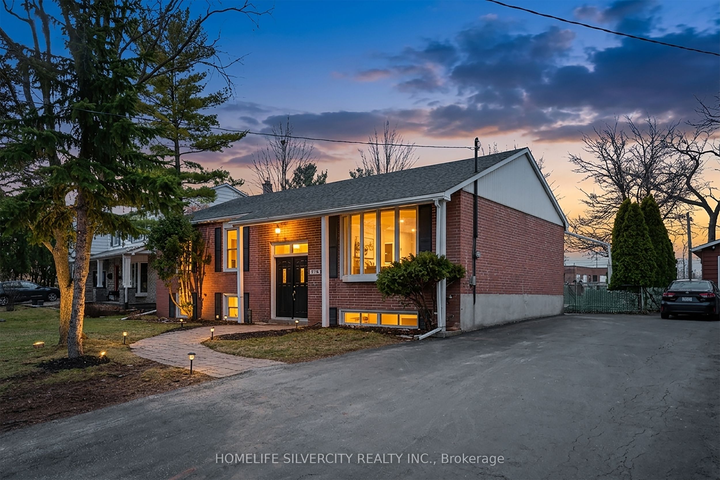 578 Trafford Crescent Property Photo 2