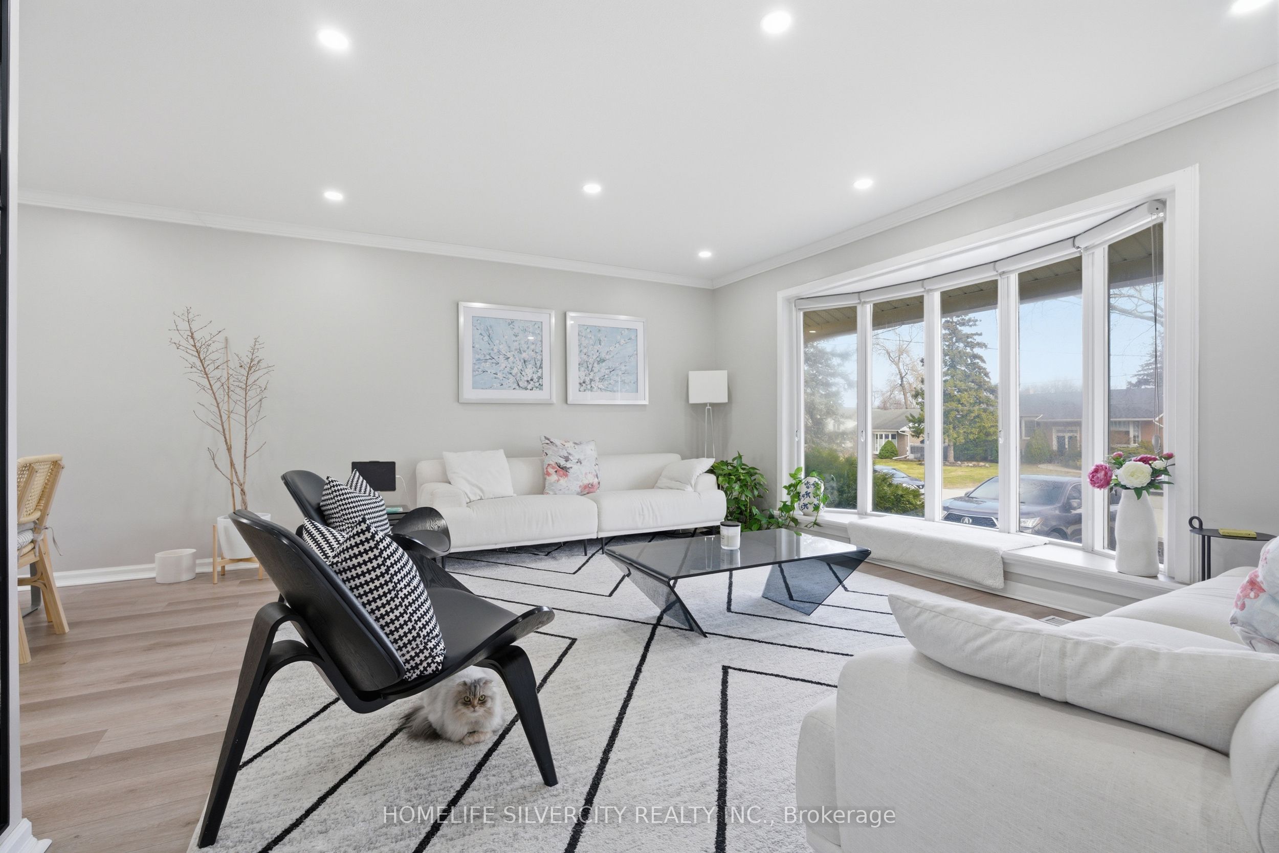 578 Trafford Crescent Property Photo 3