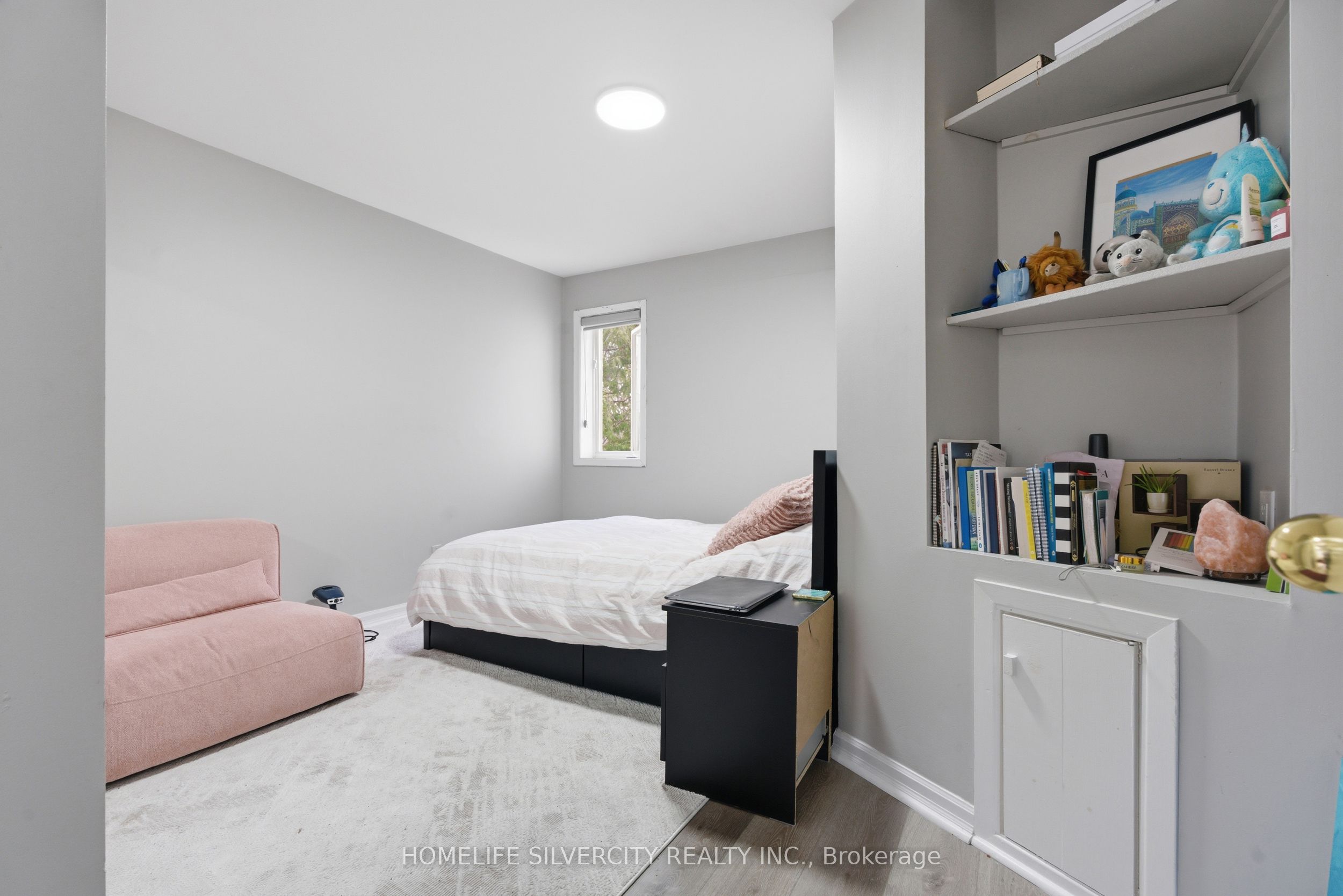 578 Trafford Crescent Property Photo 9