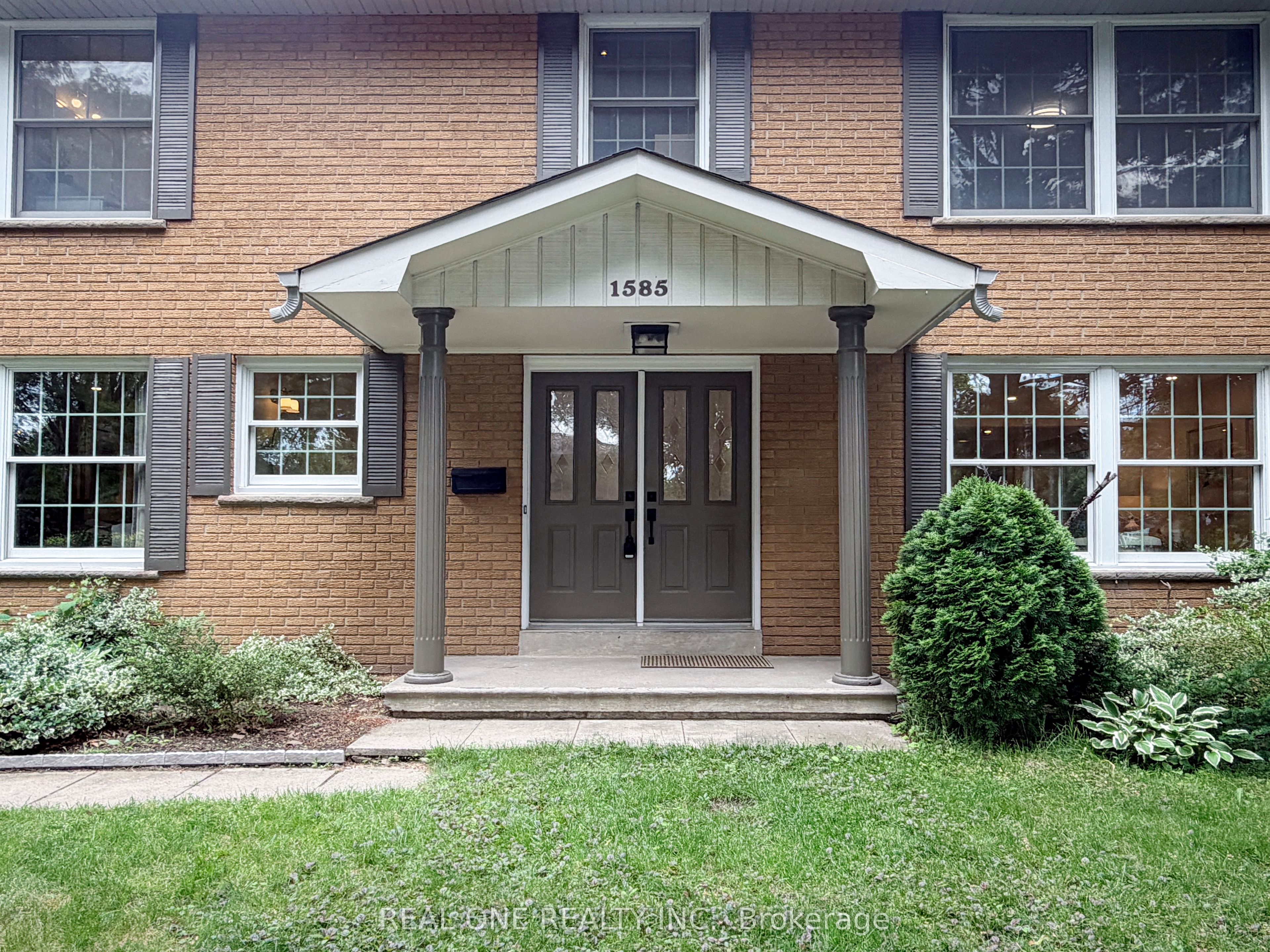 1585 Crombie Road Property Photo 1