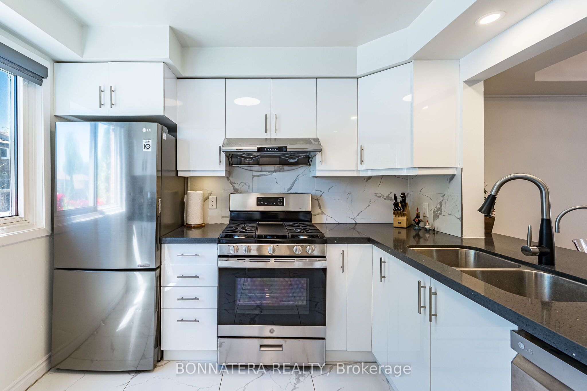 2097 Marine Drive Property Photo 7
