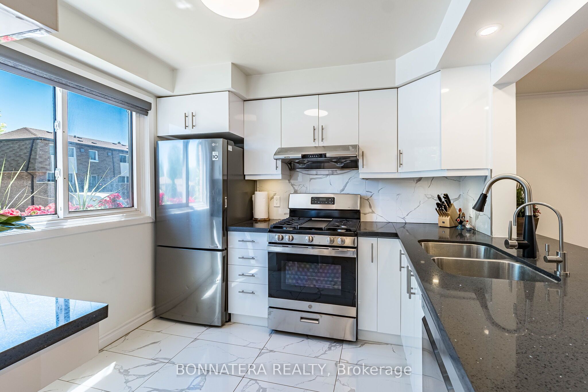 2097 Marine Drive Property Photo 10