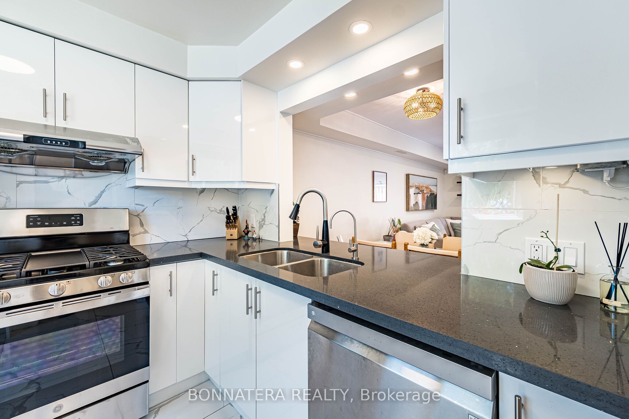 2097 Marine Drive Property Photo 11