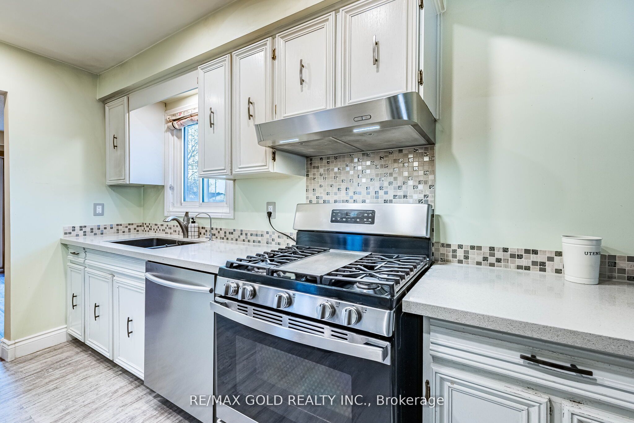 41 Simmons Boulevard Property Photo 7