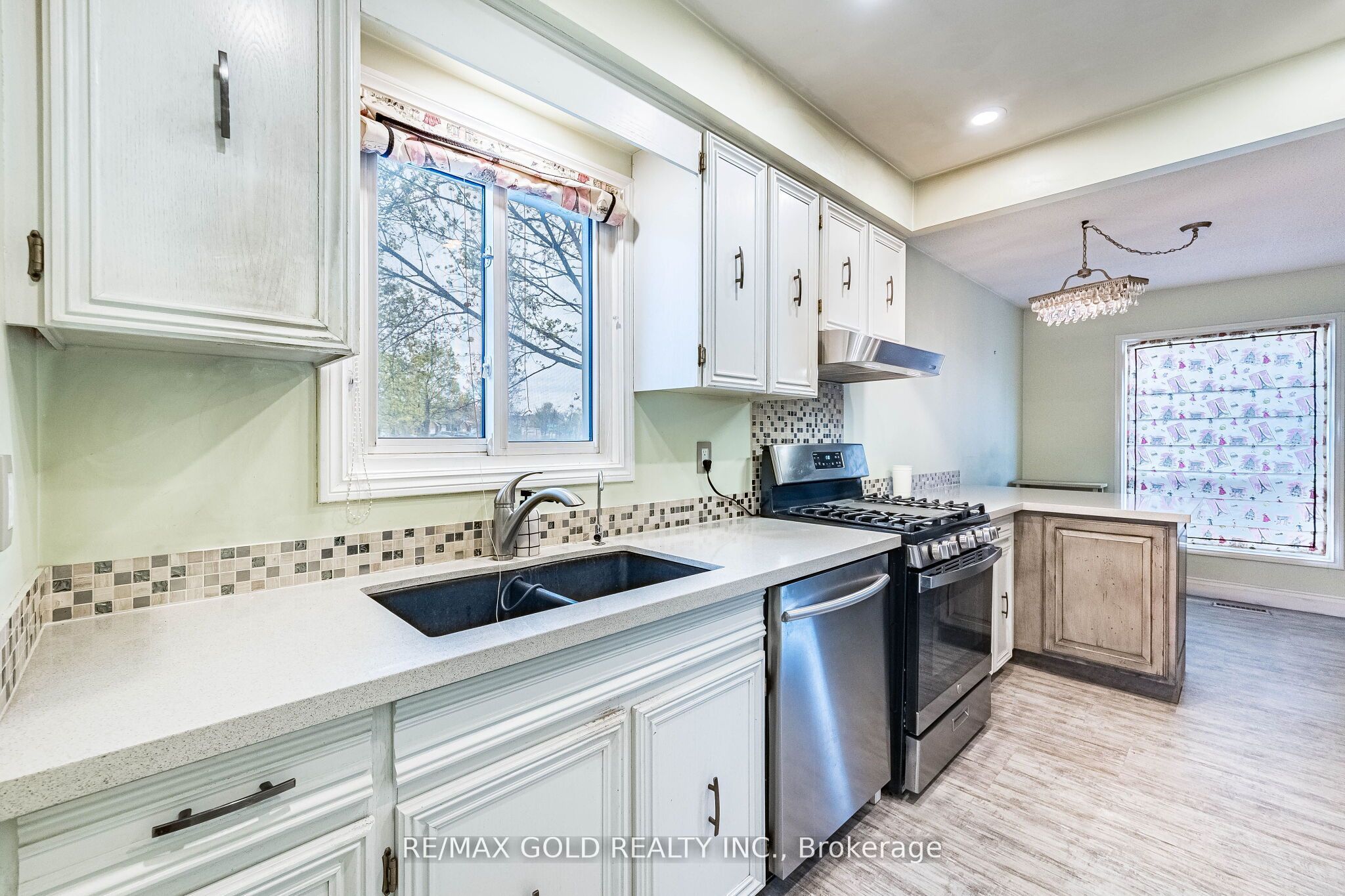 41 Simmons Boulevard Property Photo 9