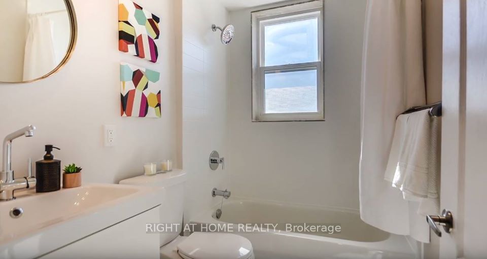 2083 Davenport Road Upper Property Photo 4