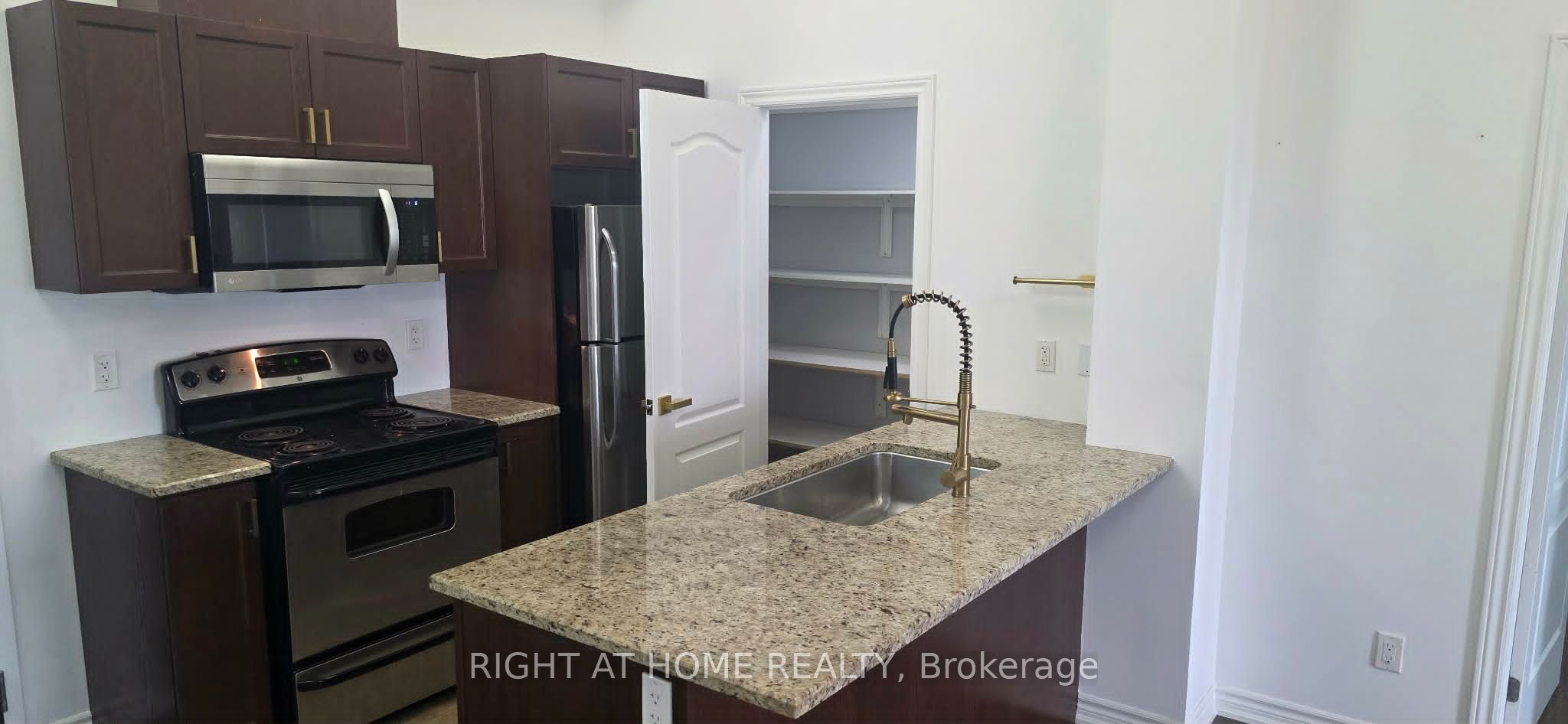 1360 Costigan Road 404 Property Photo 6