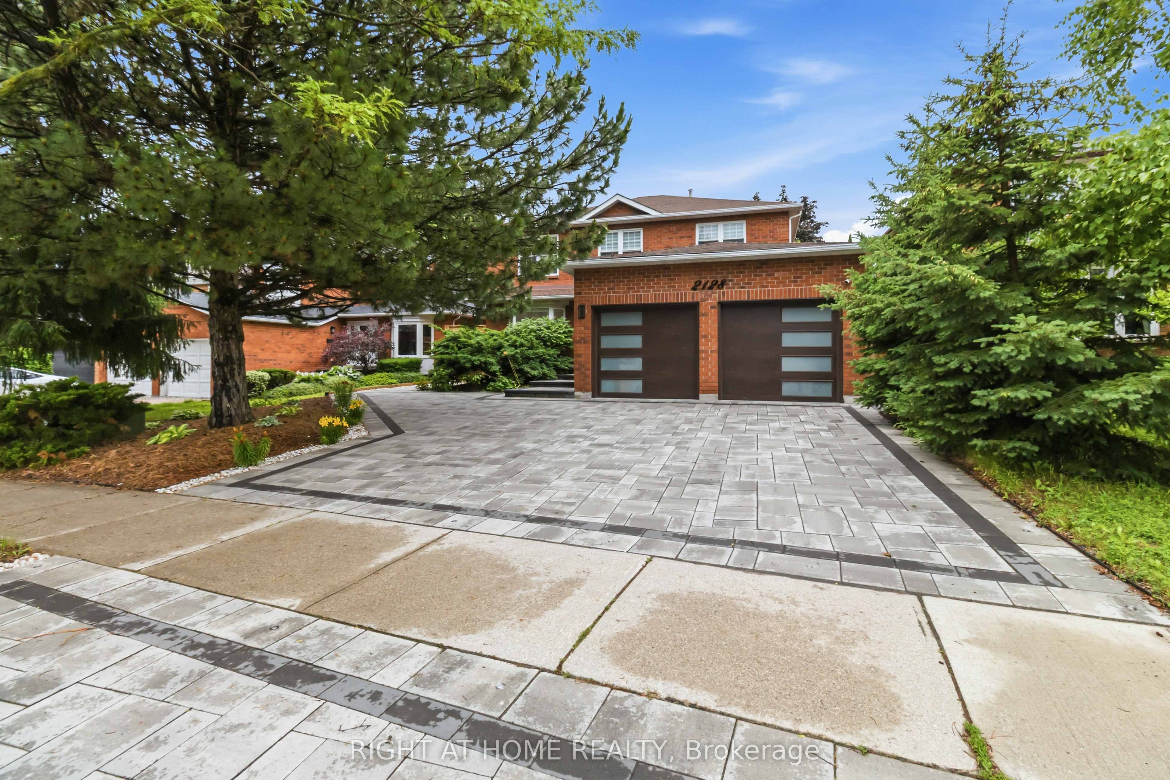 2128 8th Line Property Photo 1