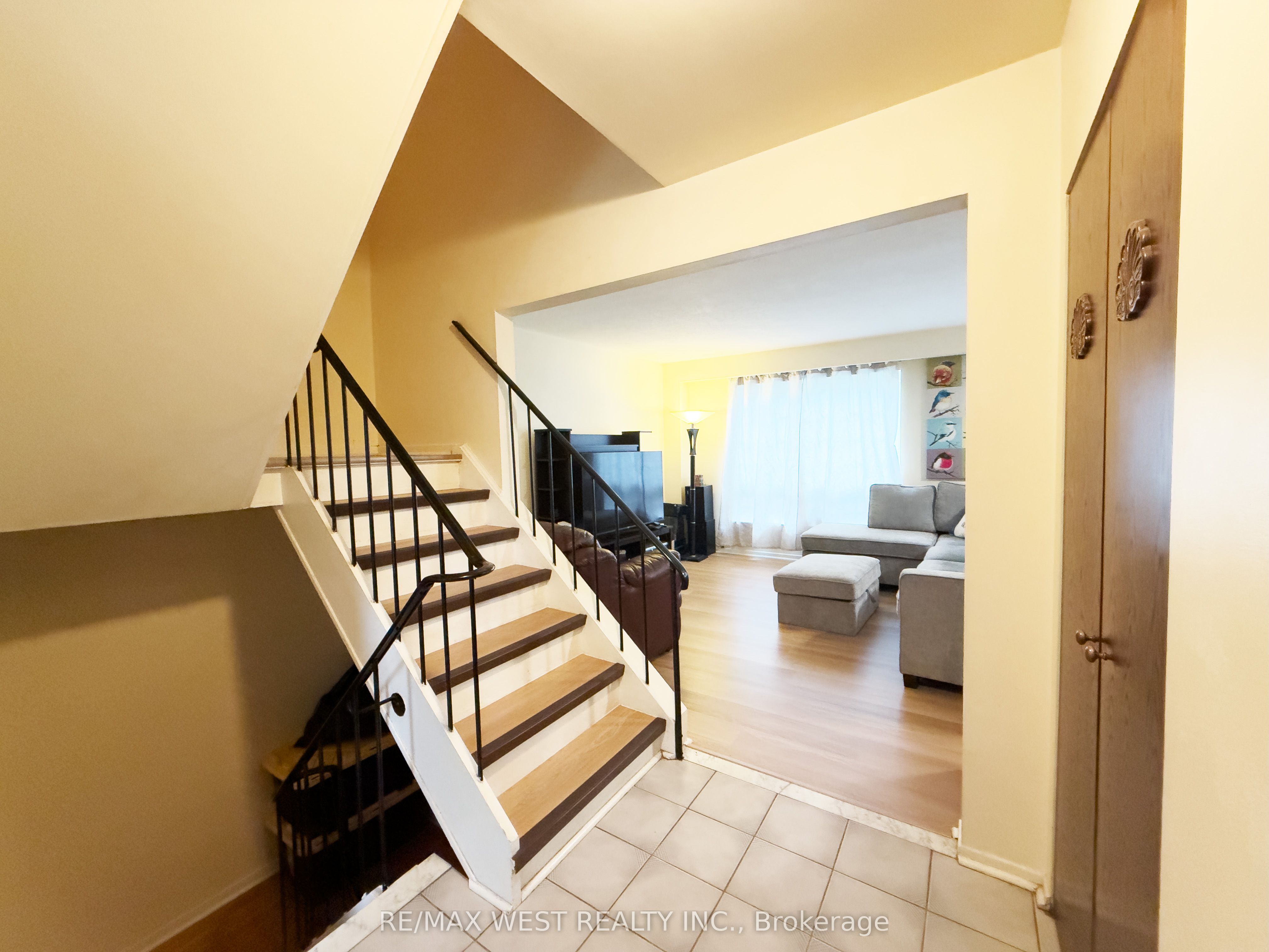19 Gosford Boulevard 3 Property Photo 2
