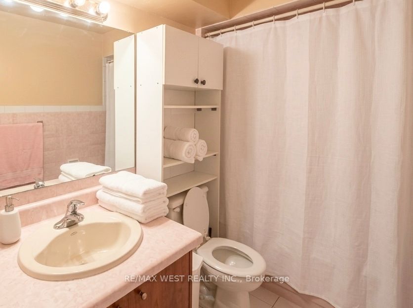 19 Gosford Boulevard 3 Property Photo 7