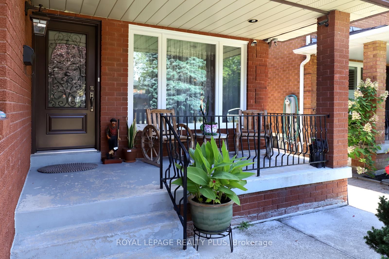 1086 Hedge Drive Property Photo 3