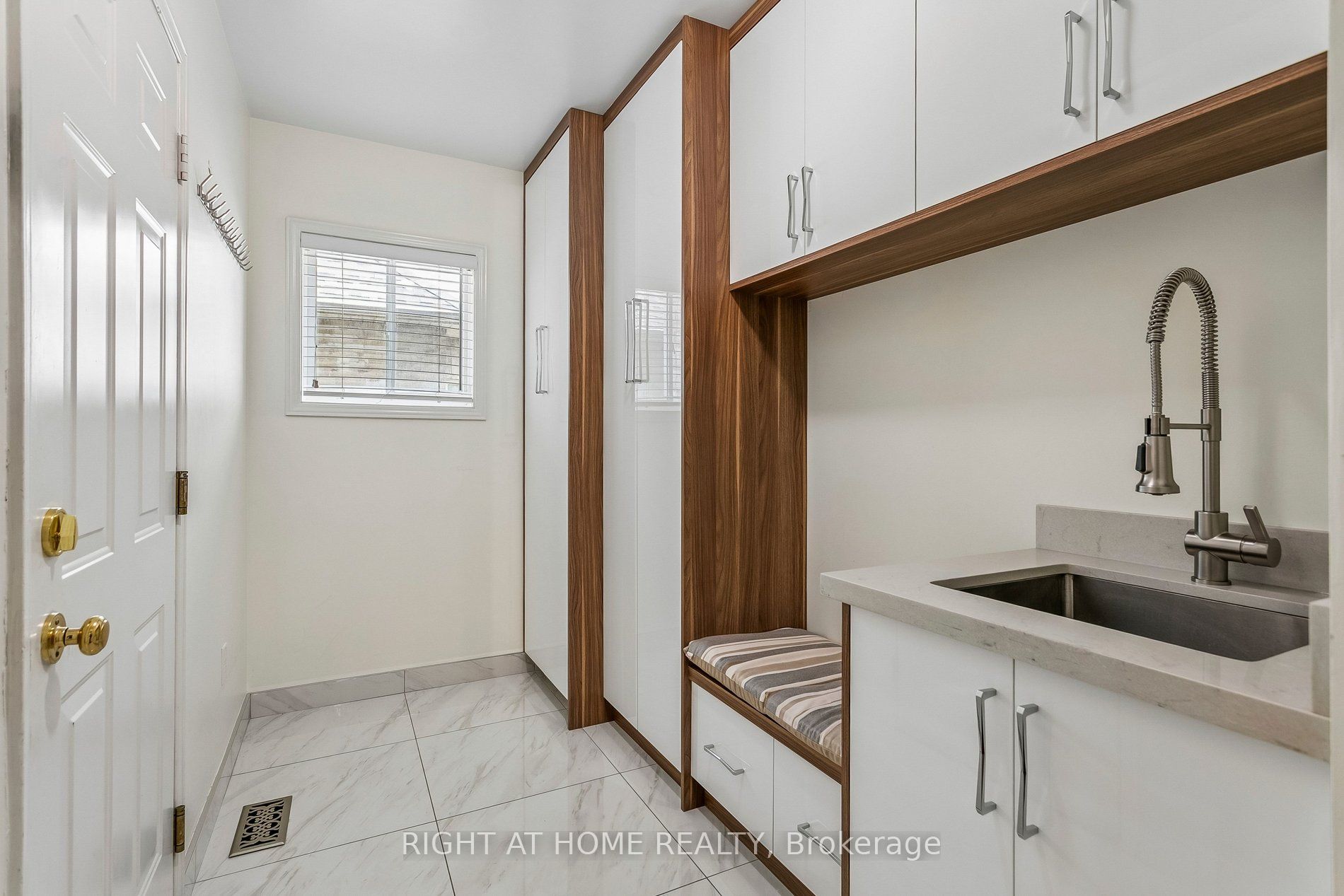 4263 Couples Crescent Property Photo 4