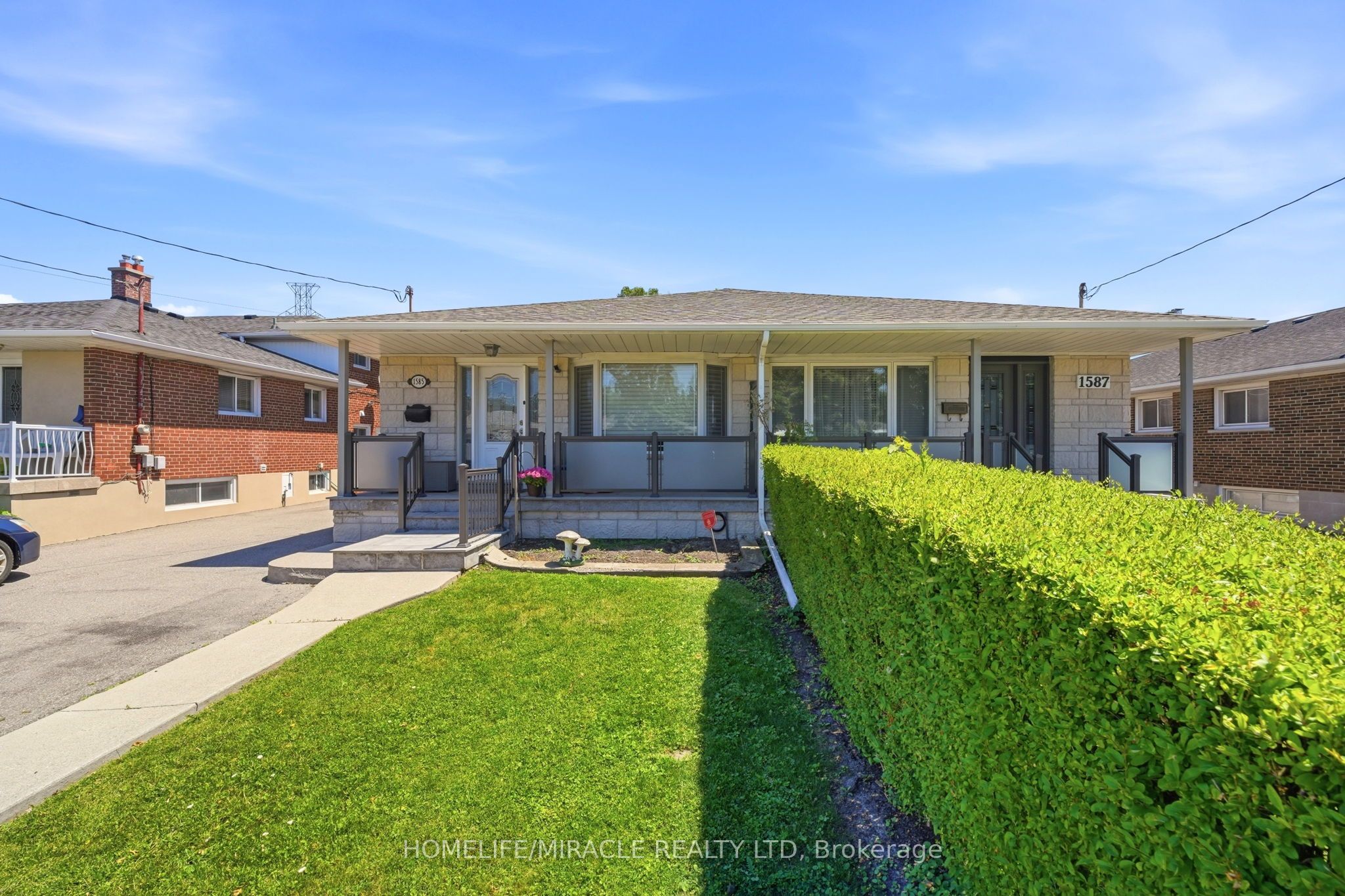 1585 Coram Crescent Property Photo 1