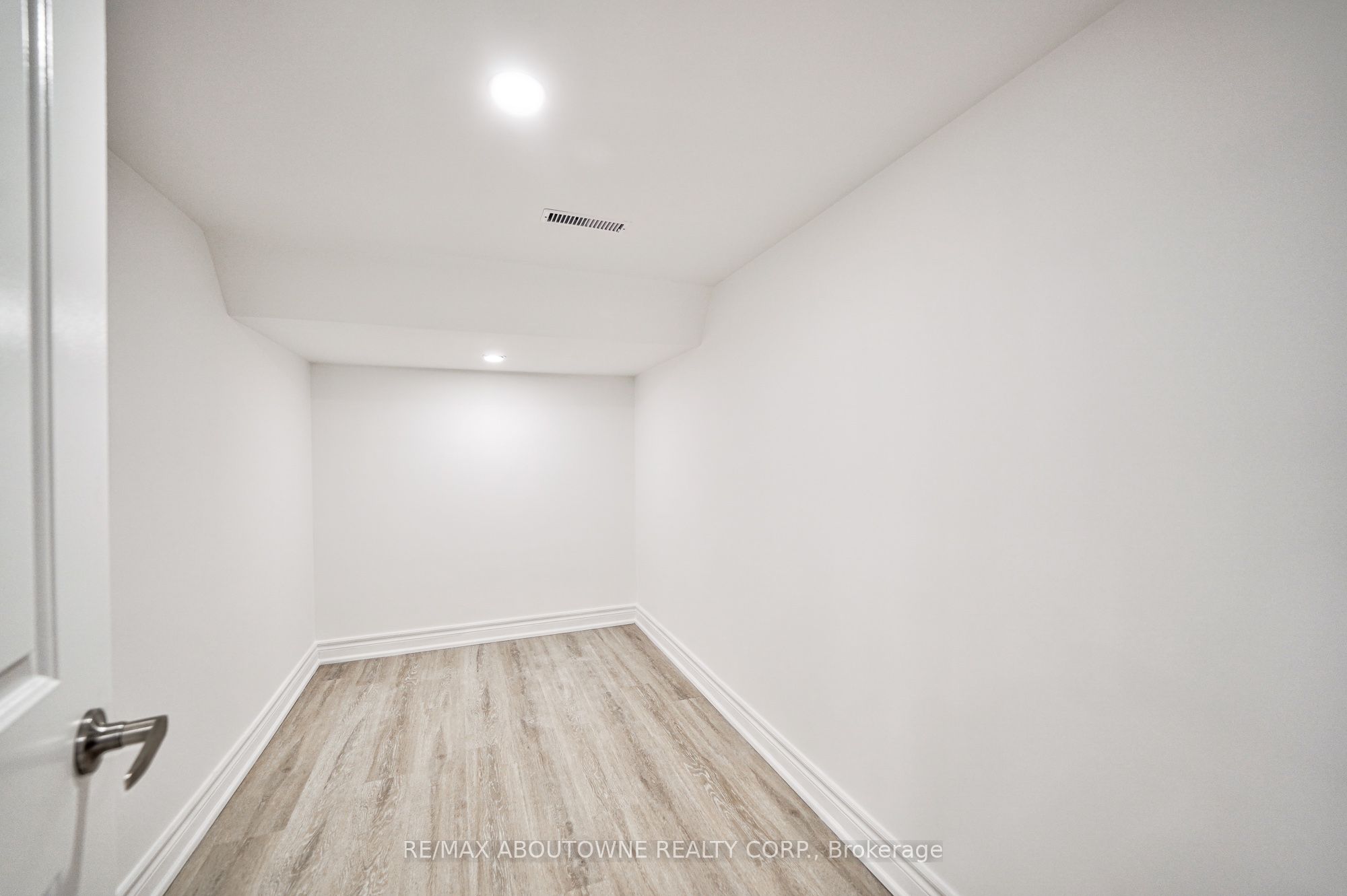 4395 Longmoor Drive Lower Property Photo 13